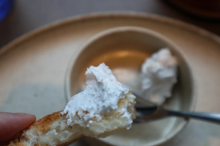 東京　日本橋　SiKiTO CAFE　シキト　カフェ　駅近　電源　WiFi　完備　コンセント　作業　朝活　モーニング　おすすめ　トースト　ココナッツクリーム