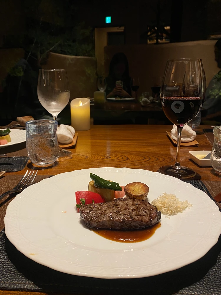 レア肉にじゃがいも・ピーマン・さつまいも・粉の山わさびを添えて