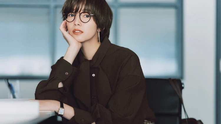 【ボウタイブラウスコーデ】旬色ブラウンならきちんとしたままトレンド感も！【BAILA今日のコーデ】