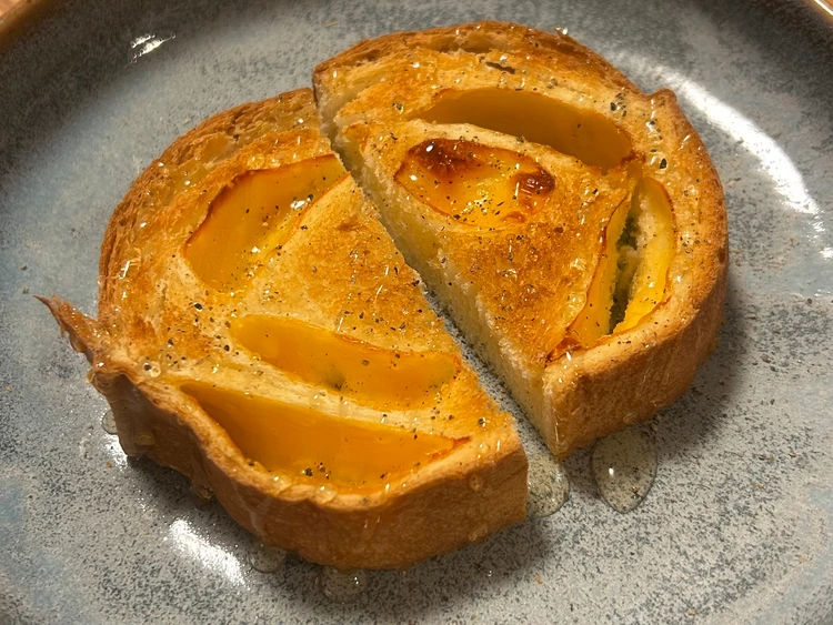 はちみつとブラックペッパーをかけたチーズロード