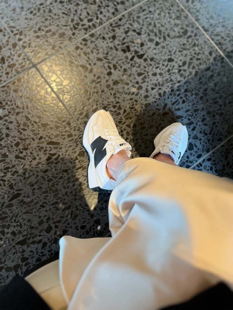 ニューバランス　newbalance　327　白スニーカー　足元　スカートコーデ