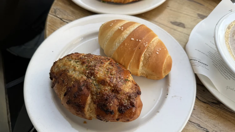     人気メニューのプレーン塩パンとガーリックバター塩パン