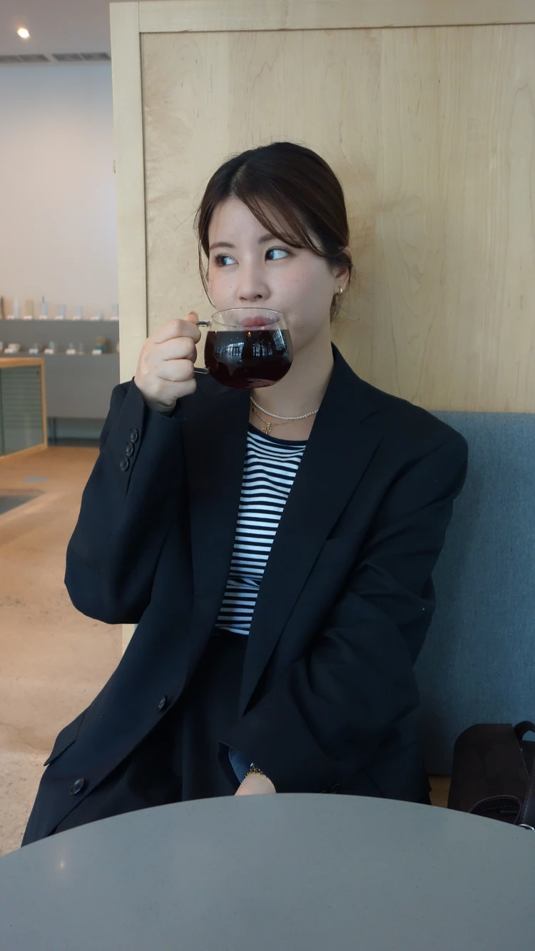 韓国・江南のブルーボトルで休憩している30代女子