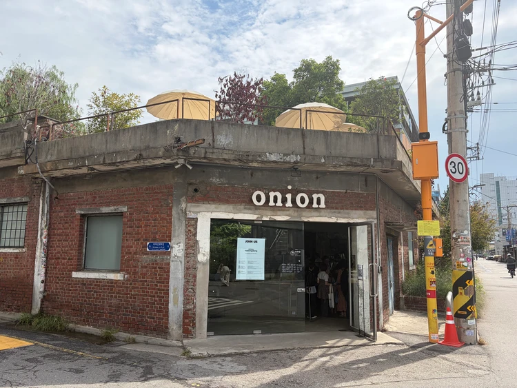 【韓国・聖水カフェ】建築士の私が惹かれた!工場をリノベーションした「cafe onion」_1
