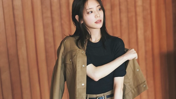 【Tシャツ×バレルパンツコーデ】ピタ×ゆるの黄金バランスで旬感もバランスアップも【BAILA今日のコーデ】