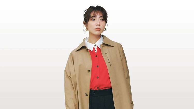 【トラッドコーデ】トレンチコートを新鮮に見せる、フレッシュな赤ニット【BAILA今日のコーデ】