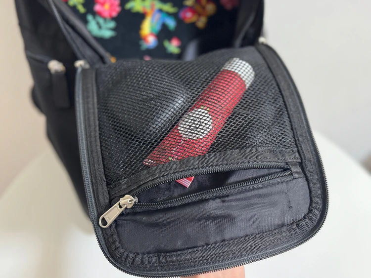 内側のメッシュポケット