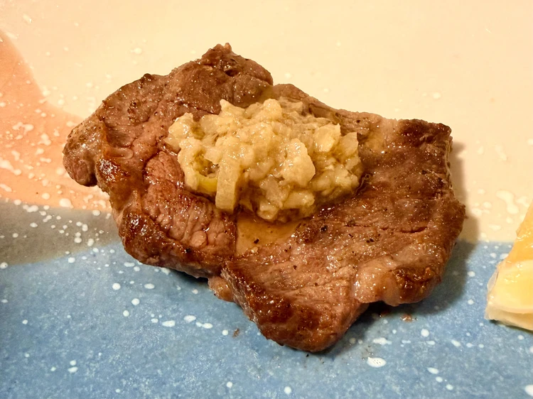 こんがり焼いた厚切り牛タンに、カルディの「国産葱と生姜の万能たれ」をたっぷり乗せた様子