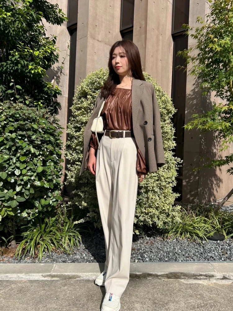 BIANCA レザー見えバルーントップス オフショルダーで着用した休日の大人カジュアルコーデ ジャケット