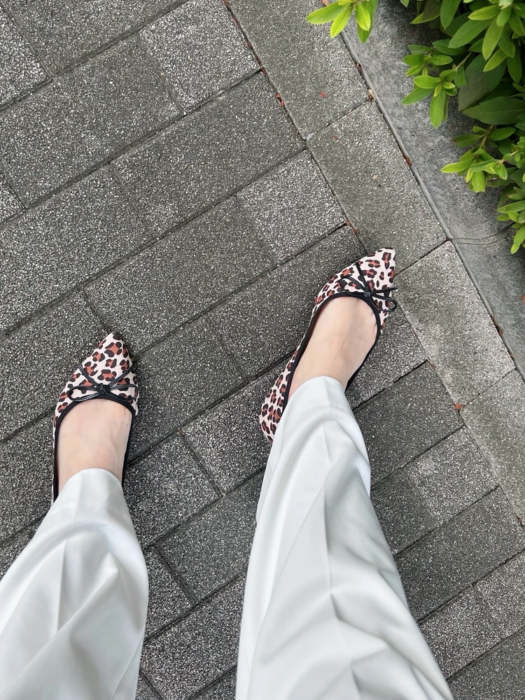 レオパード柄のフラットシューズの着用画像