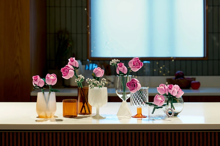 様々なコップでリズムよく飾れば、遊び心もおしゃれ欲も満たされる!