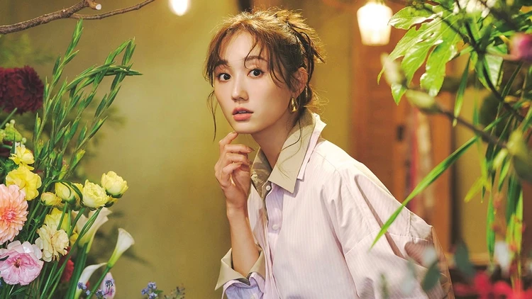 【シャツコーデ】2枚のシャツをレイヤード。洒落感を高めて！【BAILA今日のコーデ】