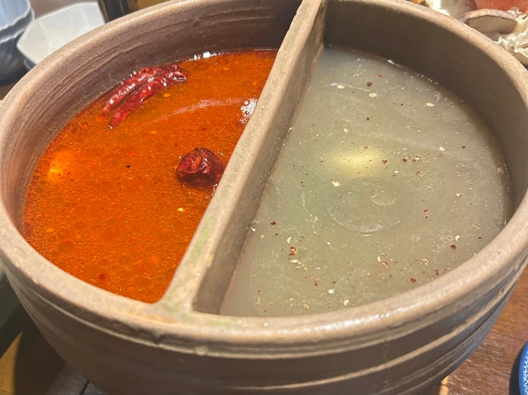仕切りのある鍋に注がれた紅湯スープと白湯スープ