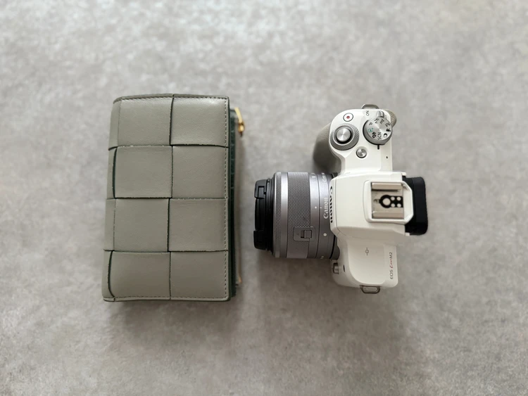 Canon キャノン ミラーレス 一眼 カメラ EOS Kiss M2 サイズ 重さ