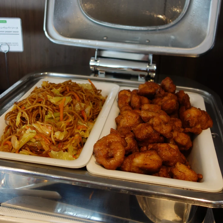 TIAT LOUNGEのビュッフェに並ぶ温かい料理（焼きそばと鶏のから揚げ）⁠