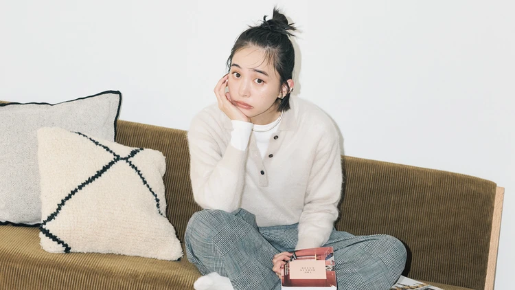 井桁弘恵さんが着回し!気温差が激しい秋冬に使える「透け感ポロニット」