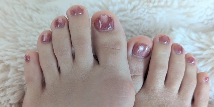 足元から夏を先取り。ちゅるん質感のニュアンスフットネイル_1