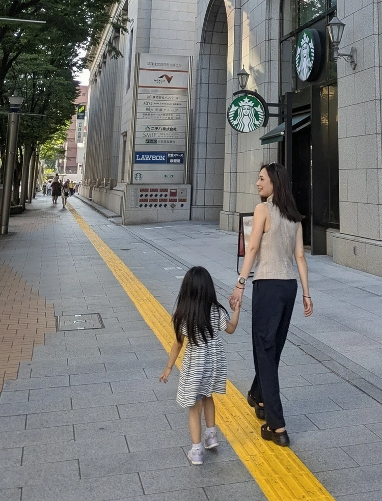 センタープレスパンツパンツコーディネート うしろ