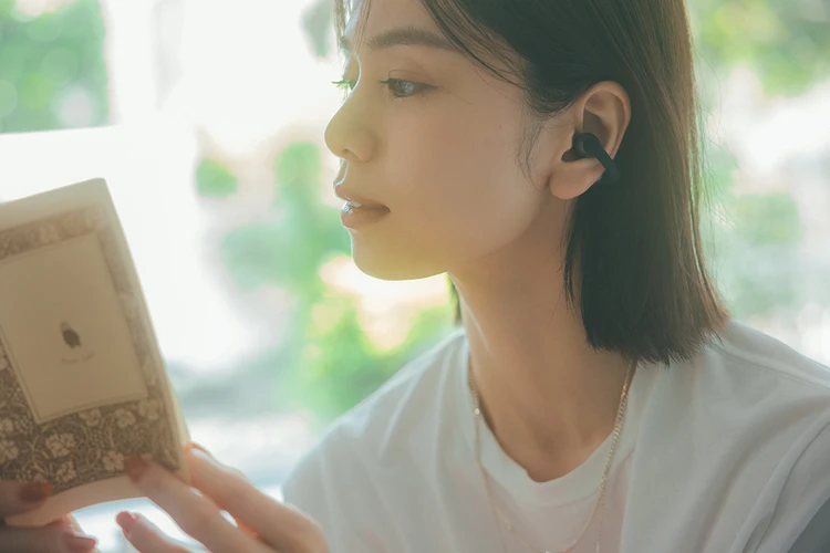 佐藤晴美 イヤカフ型イヤホン「OPENDOTS ONE」