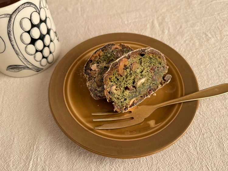 よもぎの生地に大納言とうぐいす豆、ナッツがぎっしり入った『和み』の断面