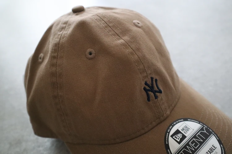 NEW ERA ニューエラ　キャップ　コーデ 9TWENTY MLB Mini Logo カーキ　コーデ　きれいめ　30代　ファッション　ミニロゴ
