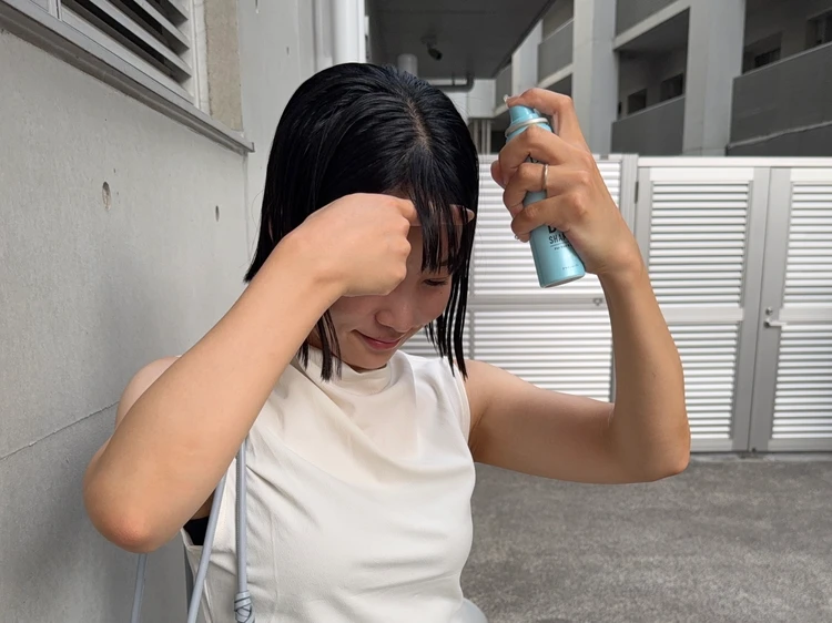 Diane ドライシャンプー クールを前髪に使っている女性