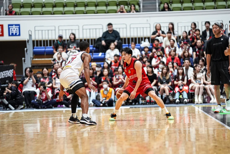 ドリブルでディフェンスを翻弄する齋藤選手