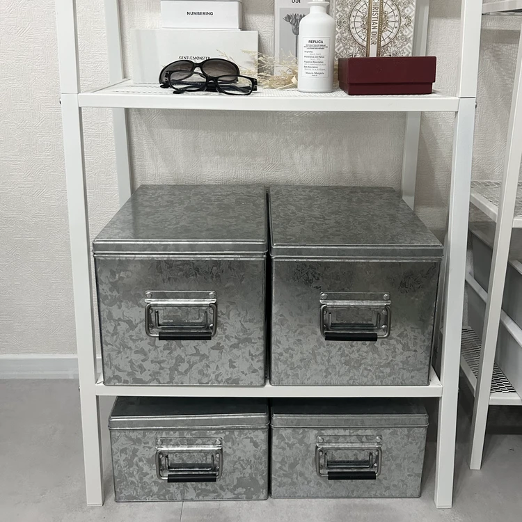IKEAの白い棚に置いている様子