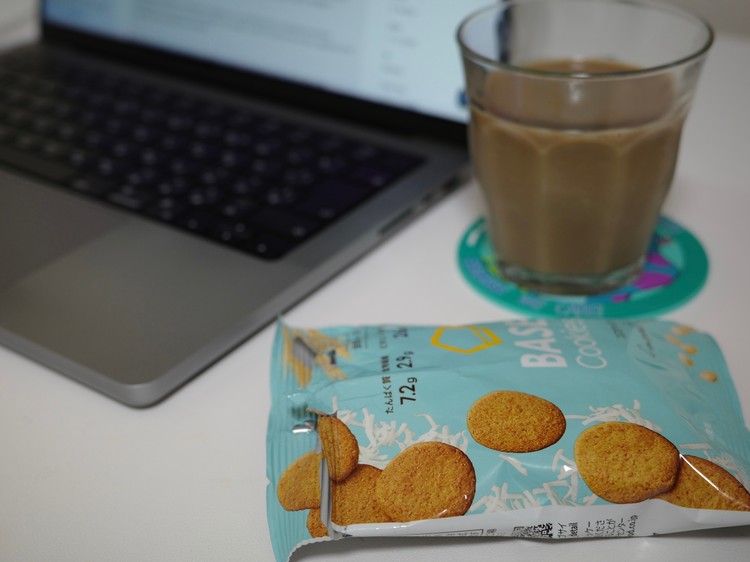 仕事をしながらBASE FOODのクッキーを食べている様子