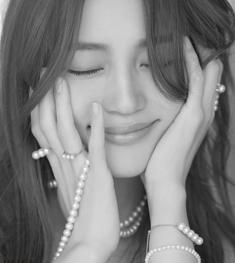 川口春奈with最新パールジェリー。ノーブルな「TASAKI」、モダンな「ティファニー」のパールとともに