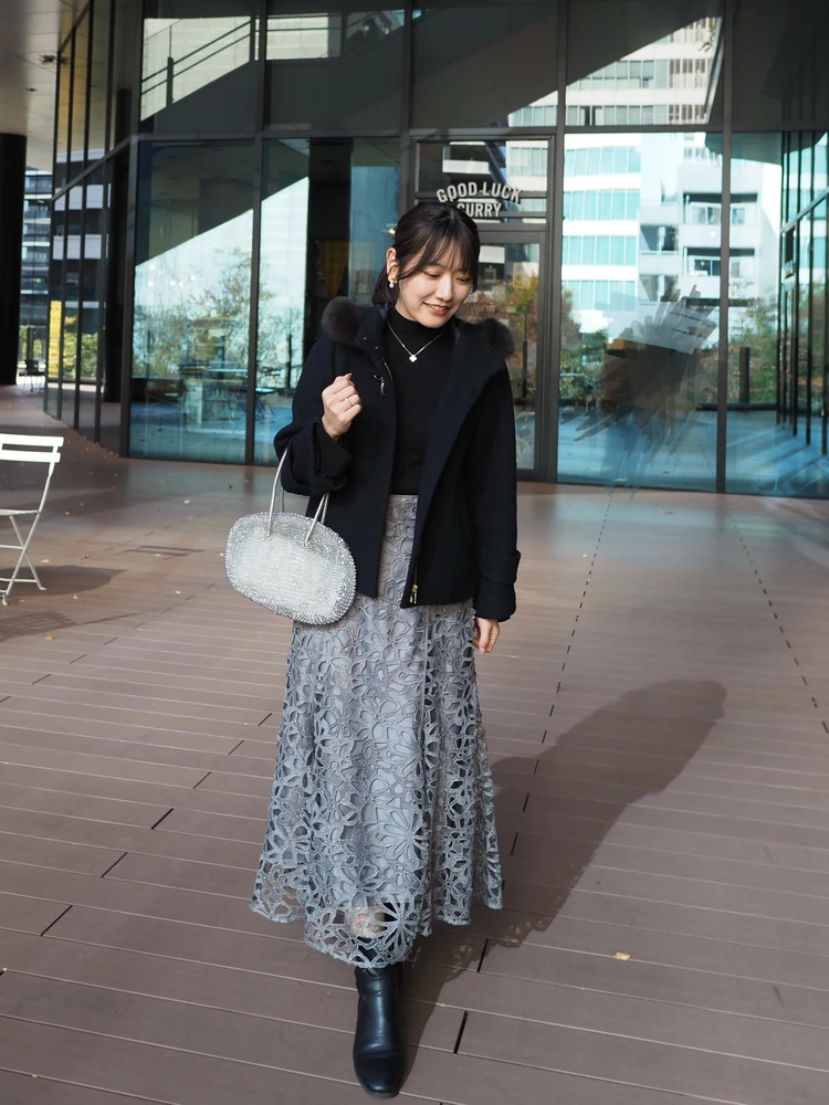 美術館に行く日のコーデ。ベーシックカラーを軸にした、目立ちすぎない華やかな30代女性の鑑賞スタイル