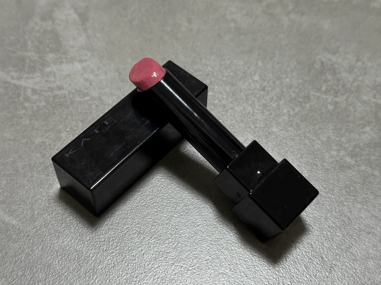 口紅は1〜2本をその日のコーディネートに合わせて持ち歩き。 この日は赤リップの「Dior アディクトリップスティック　ディオール8」と重ね付けもできるピンクリップ「KATE リップモンスター 3:00AMの微酔」をセレクト。