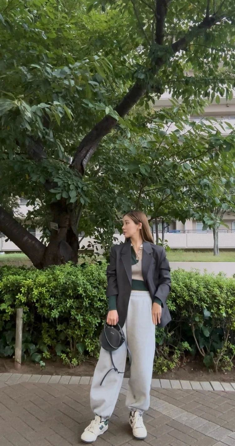 秋の休日コーデはジャケット+スウェットで抜け感をプラス！_4