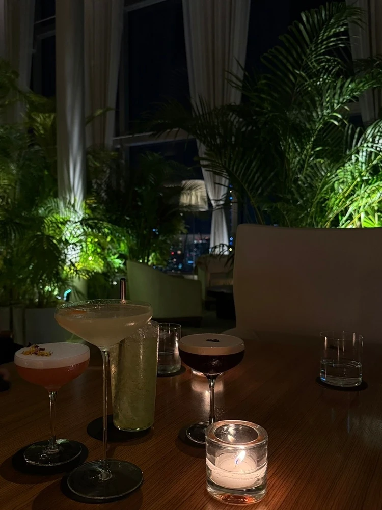 夜景バー女子会コーデ|ブラックが映える3つの理由_1