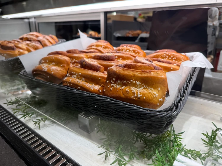 ショーケースにシナモンロールが並んだ様子