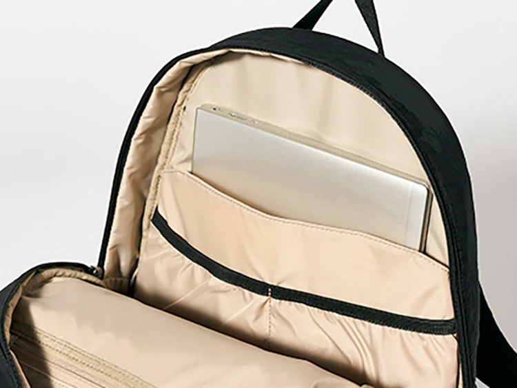 14インチのノートPCが入るクッションポケットを採用