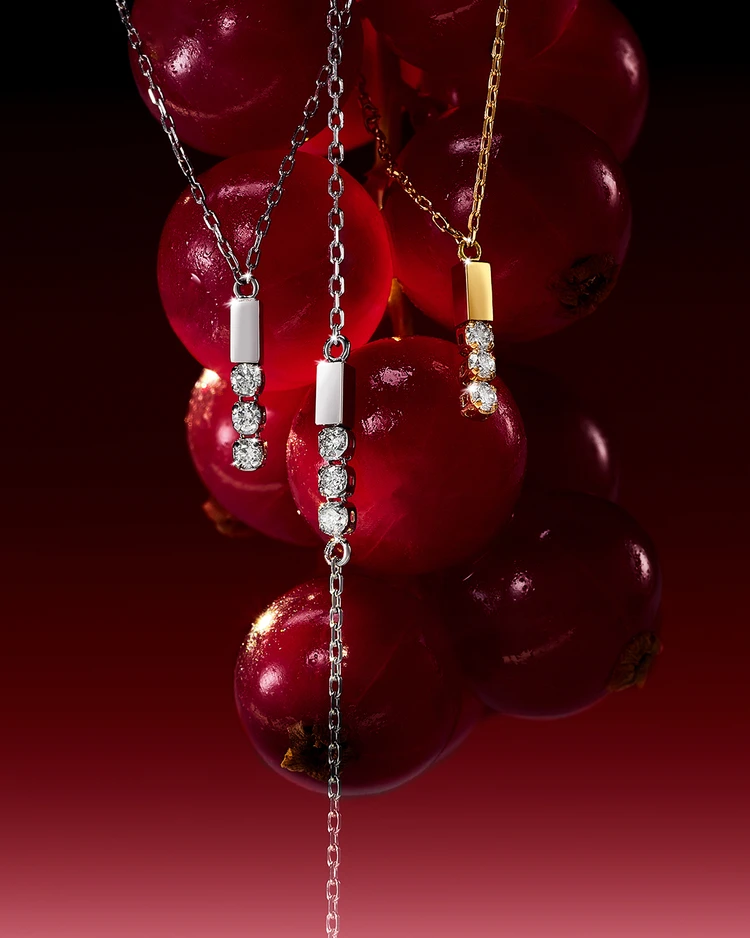 (左&右)シャンデリア ライン プチ ネックレス各¥74800(Pt ,YG/ダイヤモンド)、(中央)シャンデリア ライン プチ ブレスレット¥71500(Pt/ダイヤモンド)