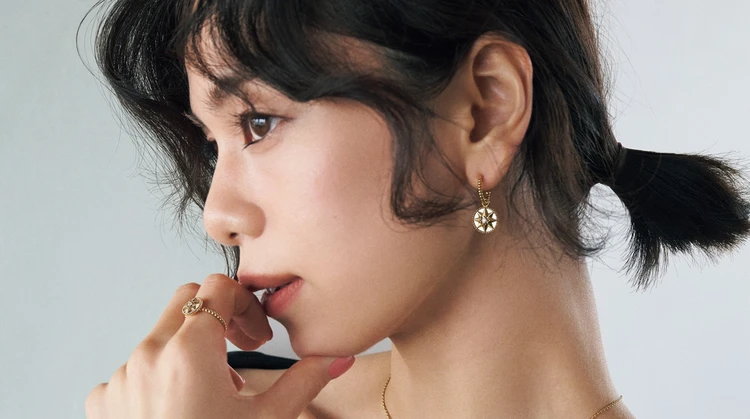 【ディオールのホリデーコレクション】ムッシュディオールが愛したモチーフを重ね合わせた“お守りジュエリー”と人生を伴走したい!