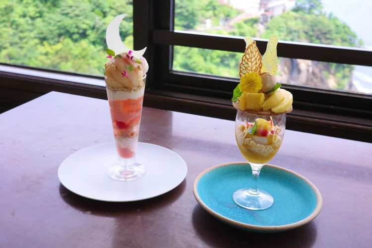 【熱海】食べ歩きよりゆっくり派へ。海沿い絶景カフェで味わう夏限定・白桃パフェ＜大人の週末旅＞_10
