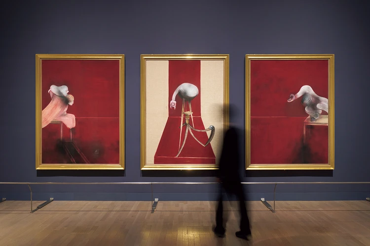 会場風景より、フランシス・ベーコン《1944年のト1 リプティク(三幅対)の第2ヴァージョン》1988年、テート美術館蔵