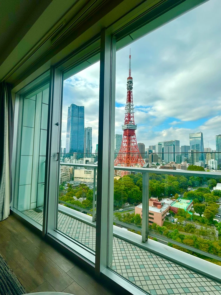 ザ・プリンスパークタワー東京の室内から見た景色。東京タワーが写っている。