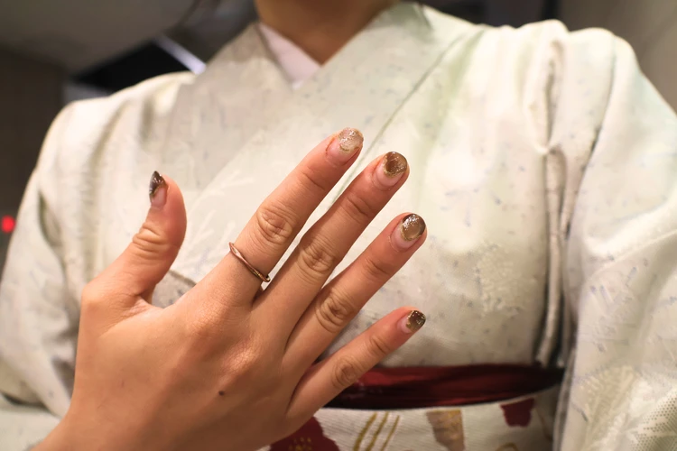 新年の始まりに。奥行き美しき「ゴールドマグネット」ネイルで指先から開運_5