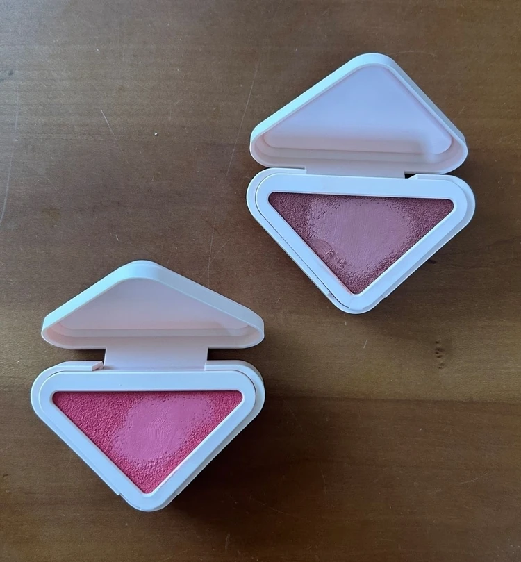 【プラダ ビューティ】クリームからパウダーに質感が変わり、自然な血色をかなえてくれる「プラダ タッチ」