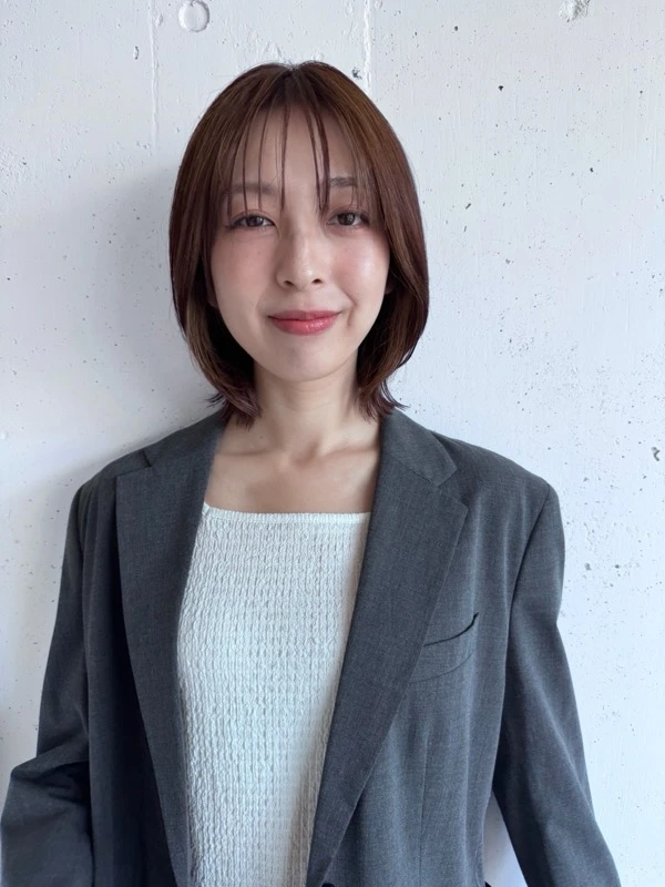 【2026年夏のくびれミディアム】長めサイドバングで骨格カバー！ ナチュラルな好感度ミディ