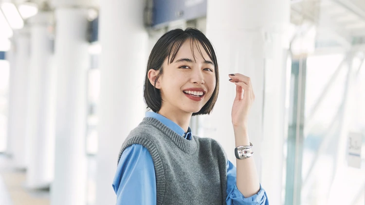 【ニットベストコーデ】レイヤードしても涼しくて軽やかなベストが通勤に最適【BAILA今日のコーデ】