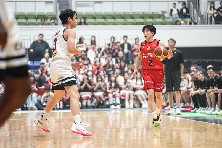 同じ日本代表PG佐々木隆成選手（三遠ネオフェニックス）と対峙する齋藤選手