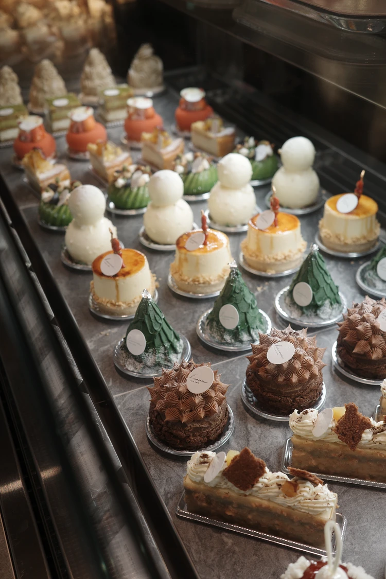 大阪・中崎町のパティスリー「hannoc」のクリスマスシーズンのショーケース