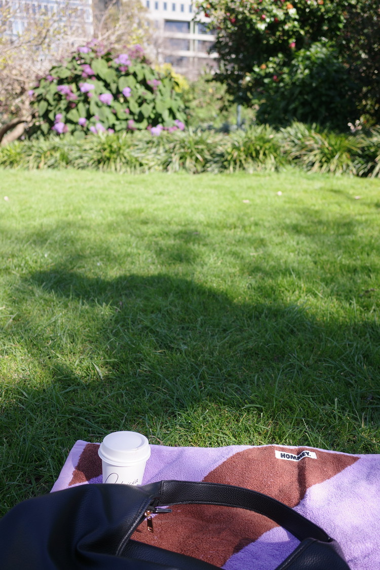 カラーで魅せる日｜オレンジ×ブルーが映えるメルボルンの大人コーデ_3_1