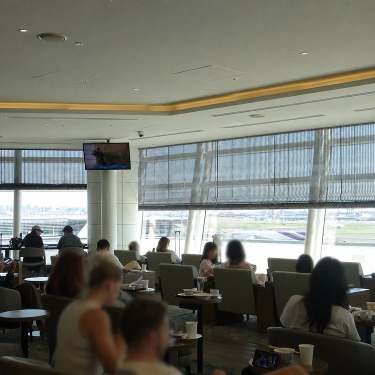 ⁠滑走路と飛行機が一望できるTIAT LOUNGEの窓際席⁠
