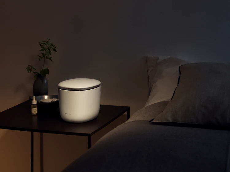 BAILA　プレゼント　『パナソニック』の「スキンアクト スチーマー マルチ」　部屋に置いたイメージ写真　夜